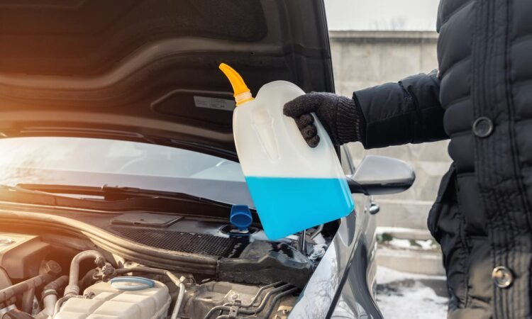 How to avoid problems with frozen windshield washer fluid in your car